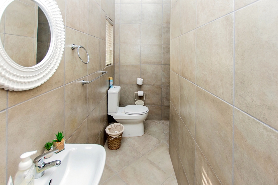 5 Bedroom Property for Sale in Brittania Beach Estate Western Cape